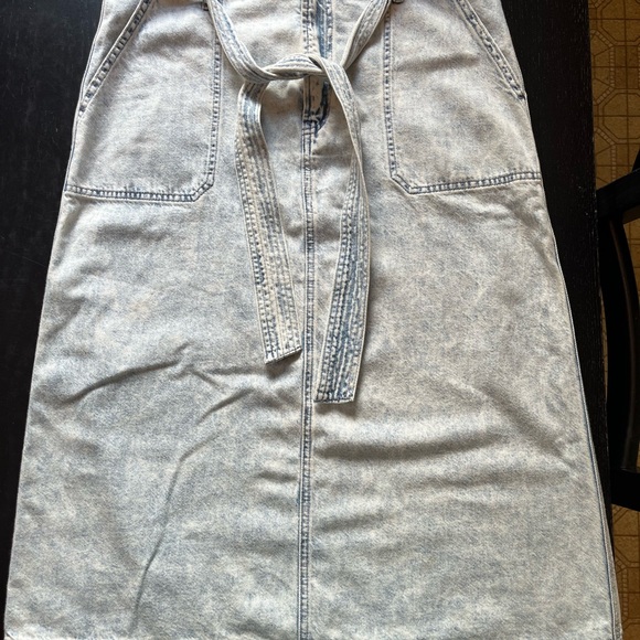 Gap acid wash denim skirt, size 10 Tall.
Only worn once. - Picture 2 of 5